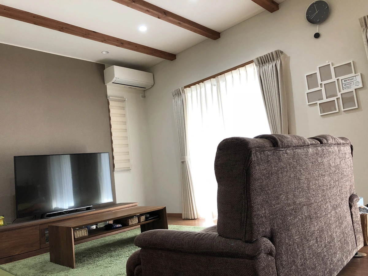 ソファとテレビのある室内