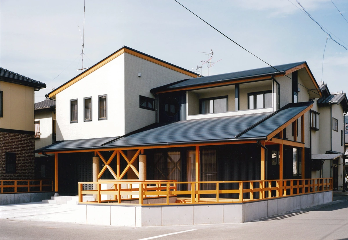紀州建築の施工物件：木の手すりと下屋のある住宅外観