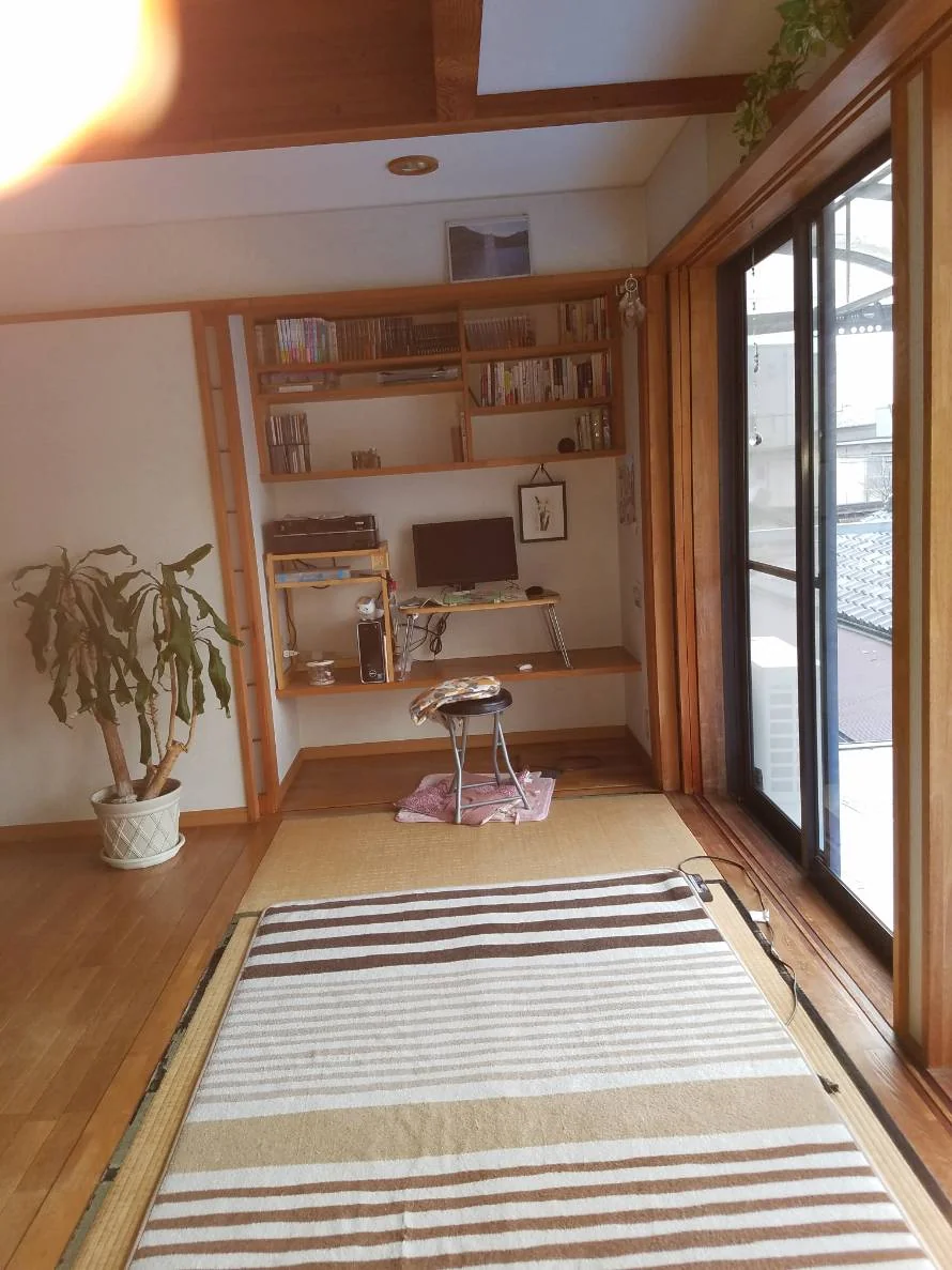 畳と造作机のある室内