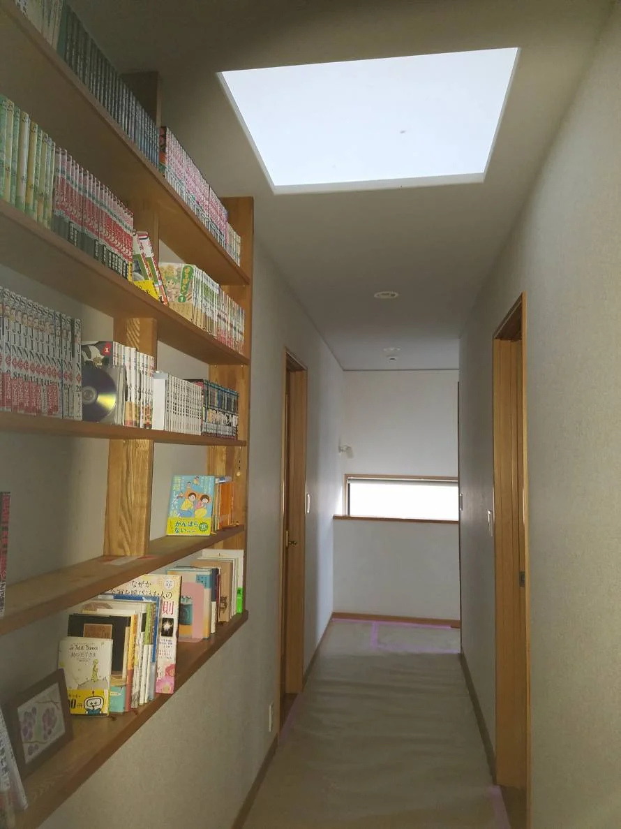 本棚と天窓のある廊下