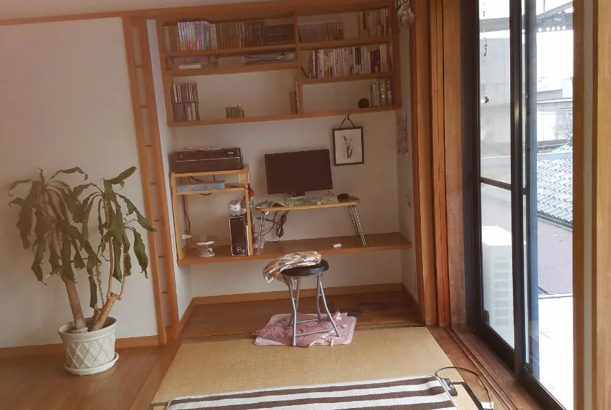 窓際に造作机と椅子がある室内