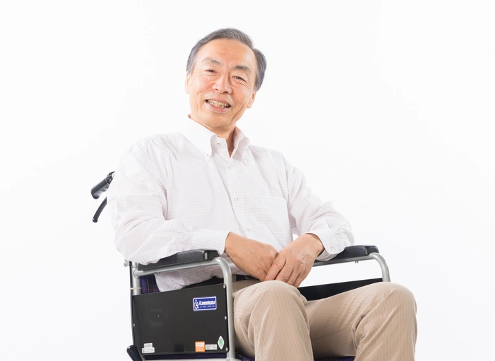 車椅子に座る男性