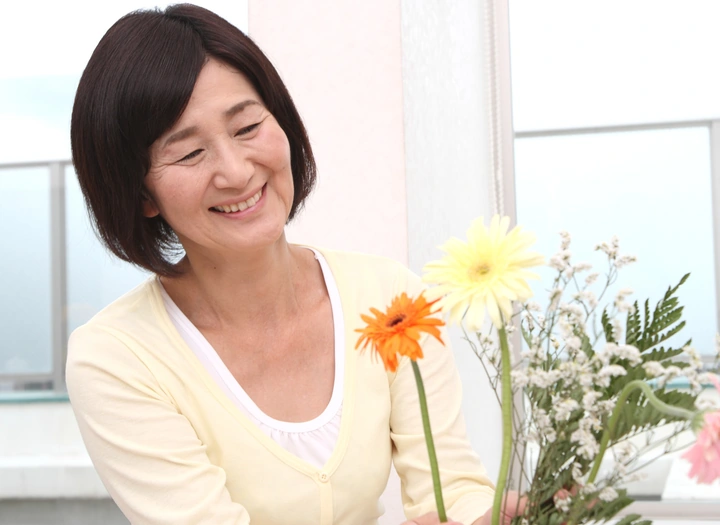 花を生ける女性